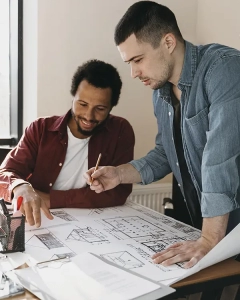 contractor-showing-blueprints